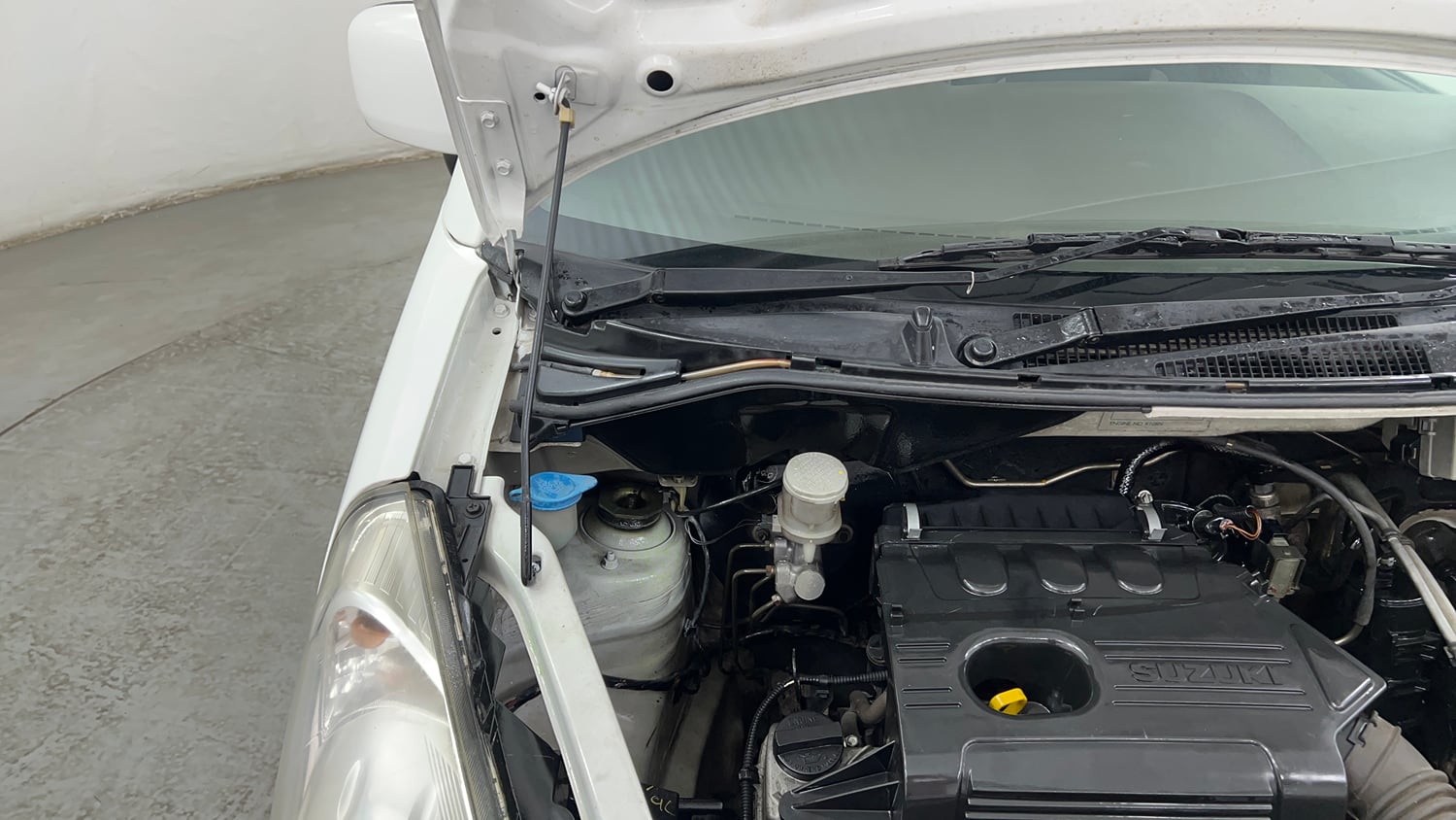 Used 2012 Maruti Suzuki Estilo VXi BS-IV Petrol Manual engine ENGINE RIGHT SIDE HINGE & APRON VIEW