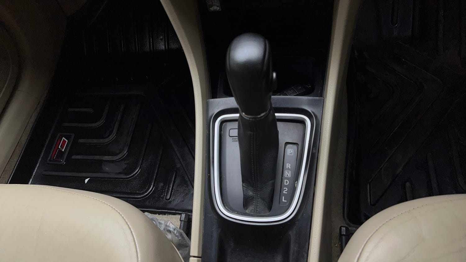 Used 2021 Maruti Suzuki Ciaz Alpha 1.5 AT Petrol Automatic interior GEAR  KNOB VIEW
