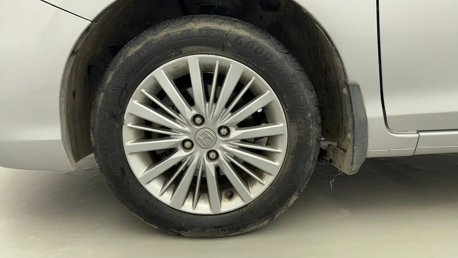 Used 2022 Honda City V Petrol+cng (Outside Fitted) Cng Manual tyres LEFT FRONT TYRE RIM VIEW