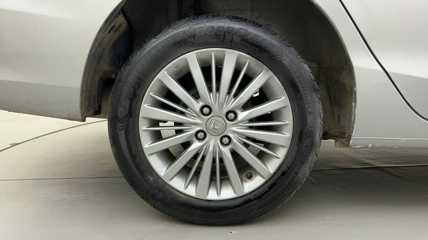 Used 2022 Honda City V Petrol+cng (Outside Fitted) Cng Manual tyres RIGHT REAR TYRE RIM VIEW