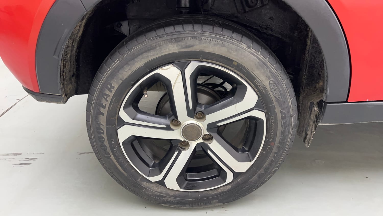 Used 2022 Tata Nexon XMA (S) Petrol Automatic tyres RIGHT REAR TYRE RIM VIEW