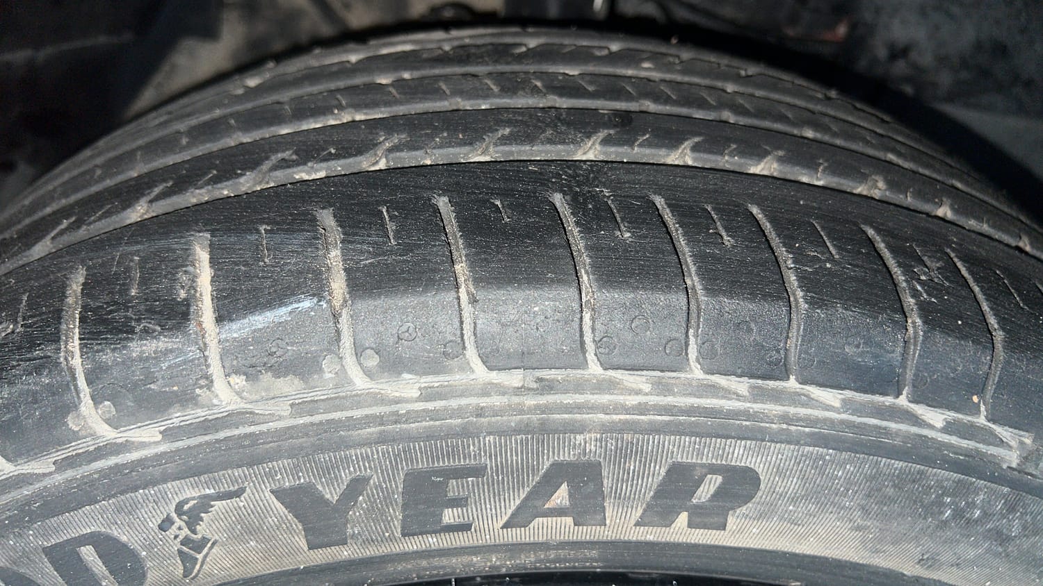Used 2022 Tata Nexon XMA (S) Petrol Automatic tyres RIGHT FRONT TYRE TREAD VIEW