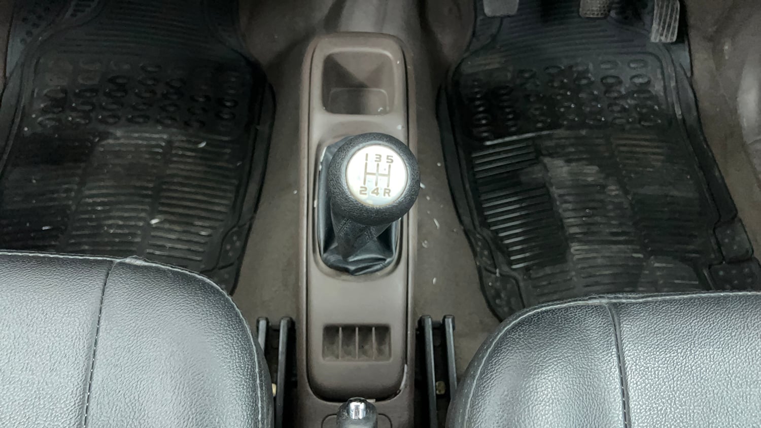 Used 2012 Maruti Suzuki Estilo VXi BS-IV Petrol Manual interior GEAR  KNOB VIEW