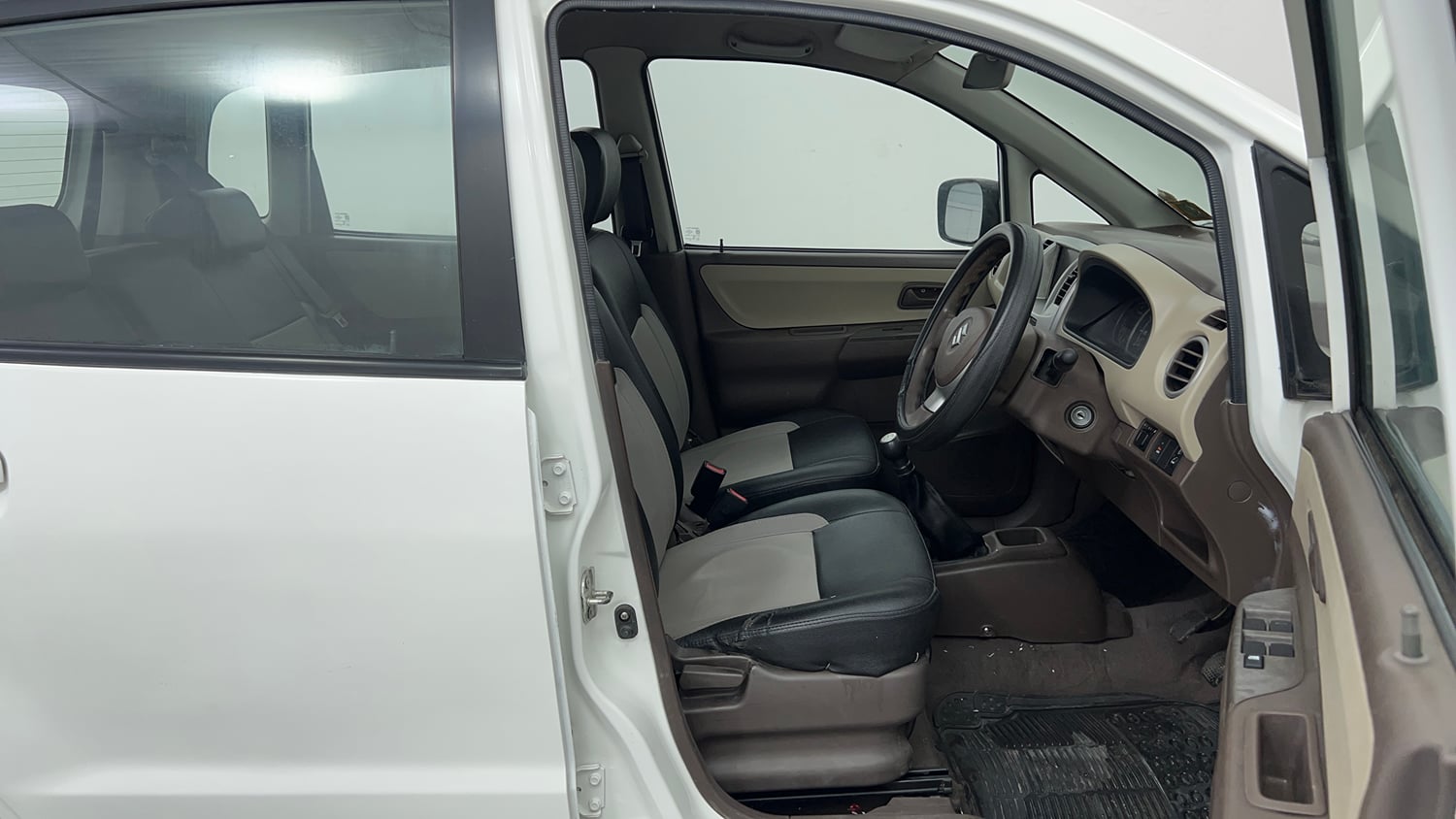Used 2012 Maruti Suzuki Estilo VXi BS-IV Petrol Manual interior RIGHT SIDE FRONT DOOR CABIN VIEW