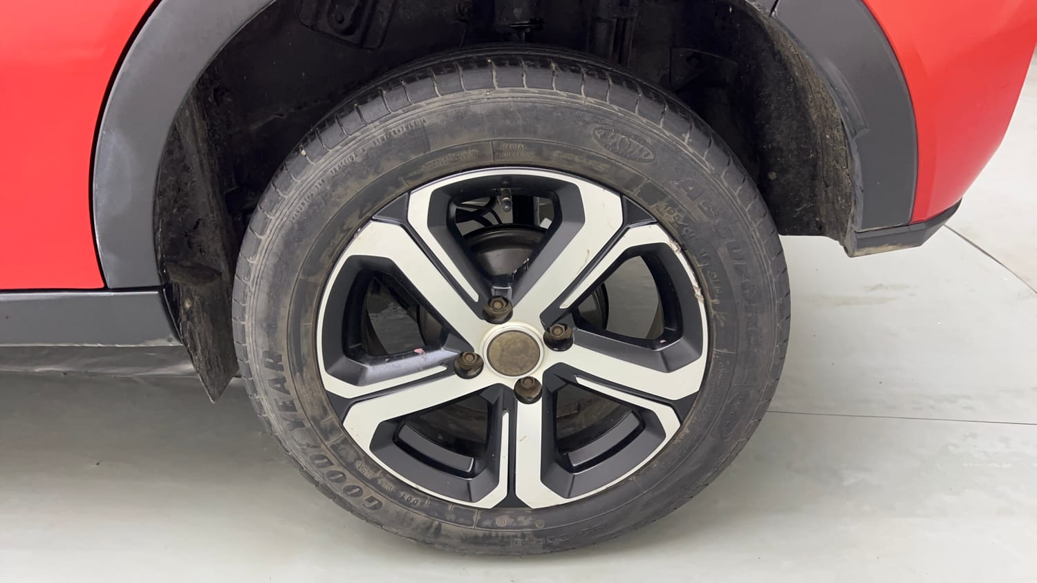 Used 2022 Tata Nexon XMA (S) Petrol Automatic tyres LEFT REAR TYRE RIM VIEW