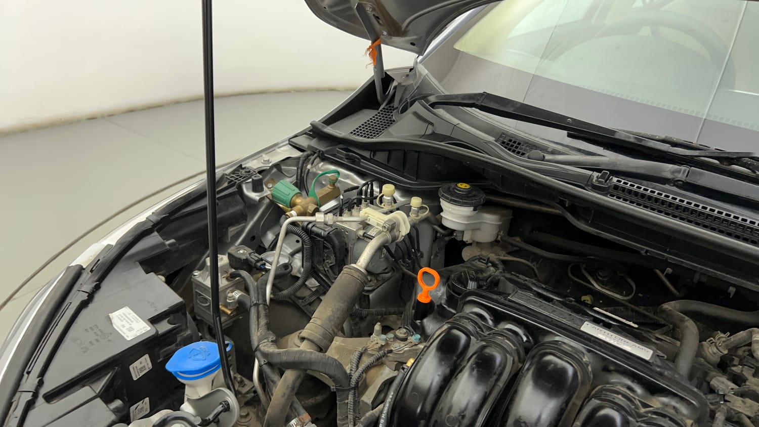Used 2022 Honda City V Petrol+cng (Outside Fitted) Cng Manual engine ENGINE RIGHT SIDE HINGE & APRON VIEW