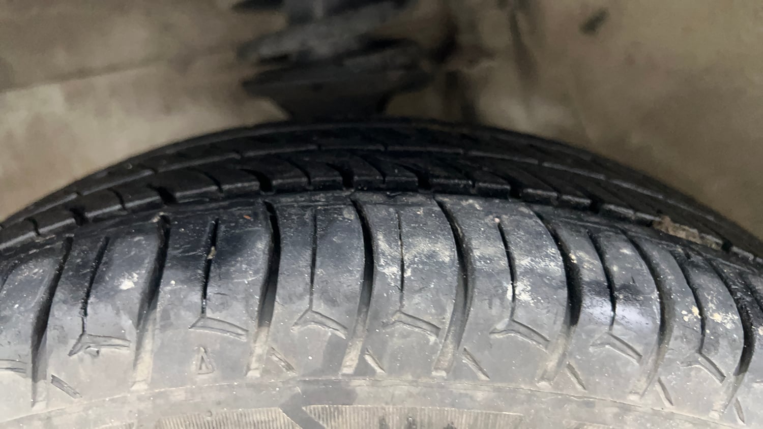 Used 2012 Maruti Suzuki Estilo VXi BS-IV Petrol Manual tyres LEFT FRONT TYRE TREAD VIEW