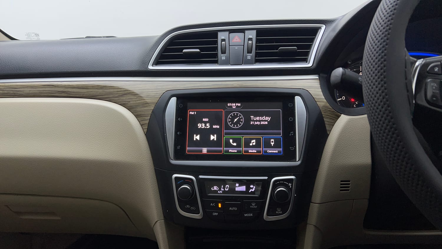 Used 2021 Maruti Suzuki Ciaz Alpha 1.5 AT Petrol Automatic top_features Integrated (in-dash) music system