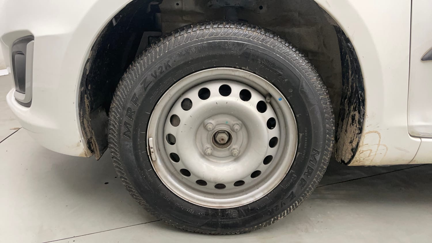 Used 2017 Maruti Suzuki Swift Lxi (O) Petrol Manual tyres LEFT FRONT TYRE RIM VIEW
