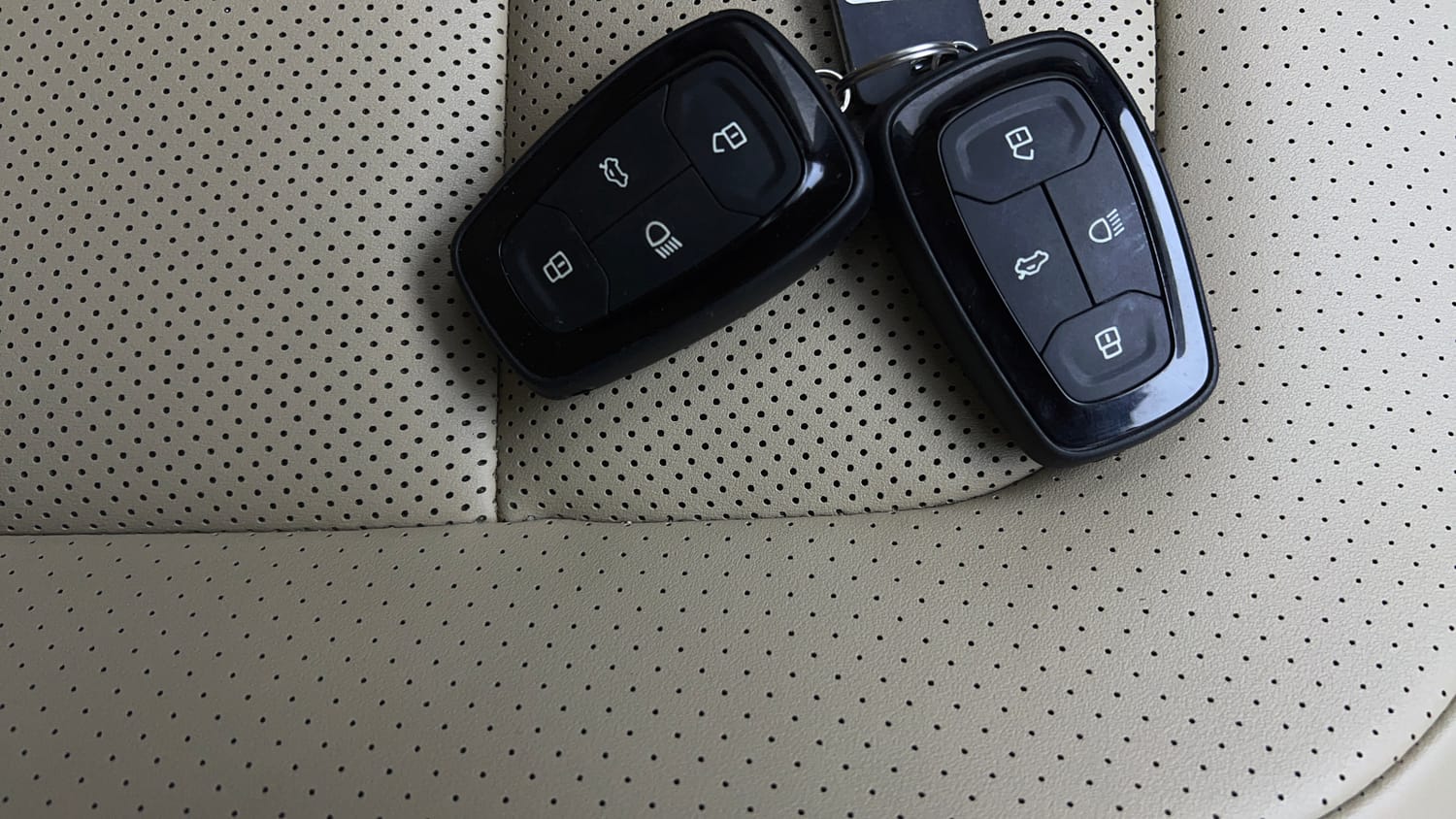 Used 2022 Tata Safari XZA Plus Diesel Automatic extra CAR KEY VIEW