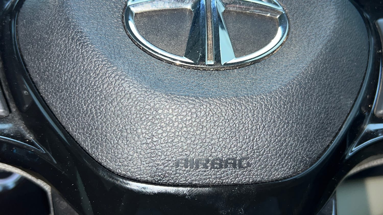 Used 2022 Tata Nexon EV Prime XZ Plus LUX Electric Automatic top_features Airbags