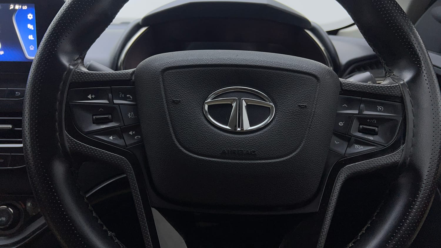 Used 2022 Tata Safari XZA Plus Diesel Automatic top_features Airbags