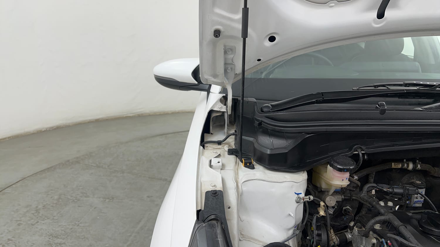 Used 2025 Hyundai New i20 Asta (O) 1.2 IVT Petrol Automatic engine ENGINE RIGHT SIDE HINGE & APRON VIEW