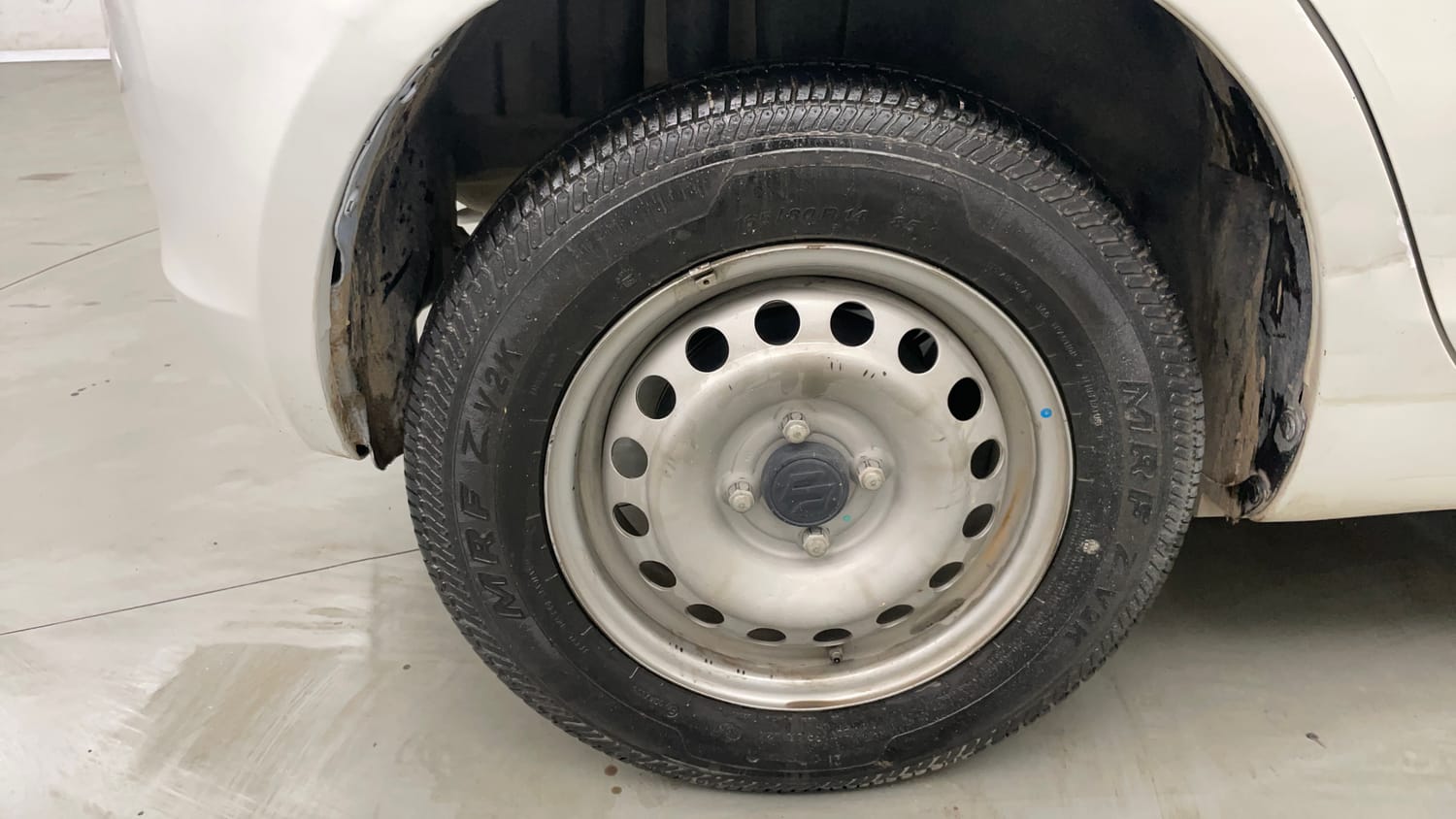 Used 2017 Maruti Suzuki Swift Lxi (O) Petrol Manual tyres RIGHT REAR TYRE RIM VIEW