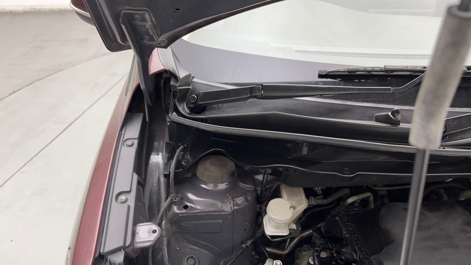 Used 2023 Maruti Suzuki Ertiga VXi (O) Petrol Manual engine ENGINE RIGHT SIDE HINGE & APRON VIEW