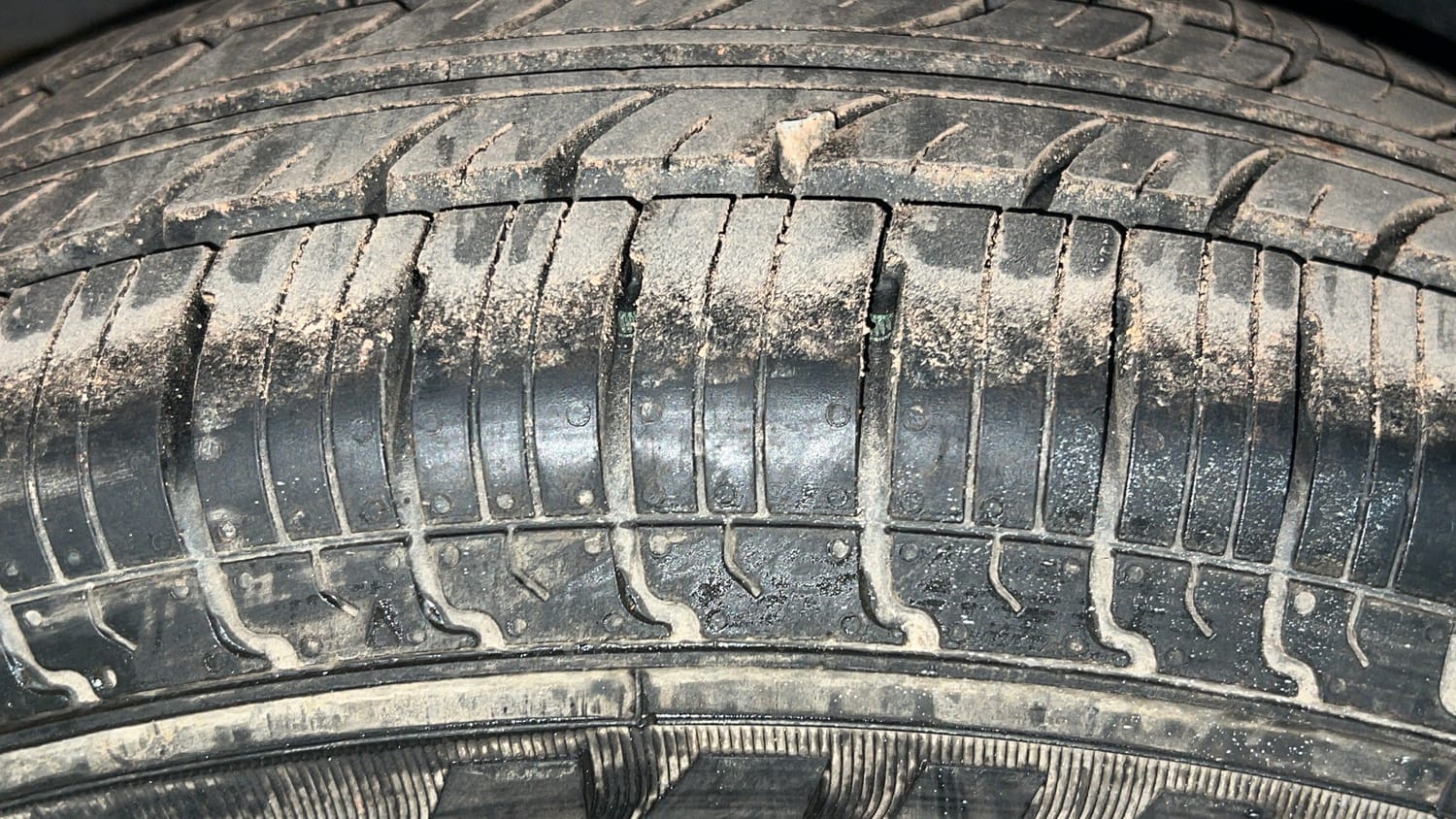 Used 2015 Maruti Suzuki Swift VXi Petrol Manual tyres RIGHT REAR TYRE TREAD VIEW