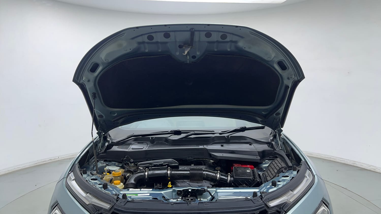 Used 2022 Tata Safari XZA Plus Diesel Automatic engine ENGINE & BONNET OPEN FRONT VIEW