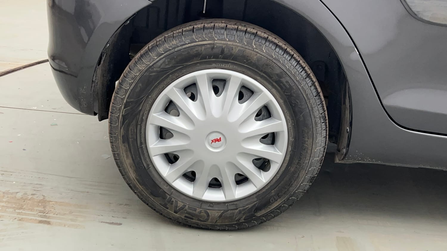 Used 2015 Maruti Suzuki Swift VXi Petrol Manual tyres RIGHT REAR TYRE RIM VIEW