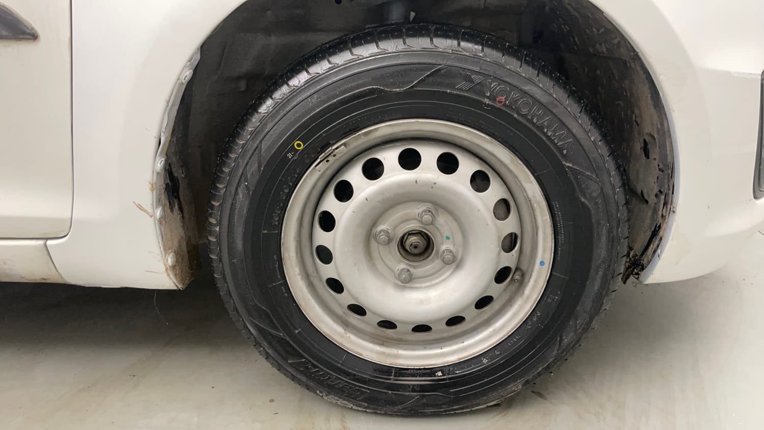 Used 2017 Maruti Suzuki Swift Lxi (O) Petrol Manual tyres RIGHT FRONT TYRE RIM VIEW
