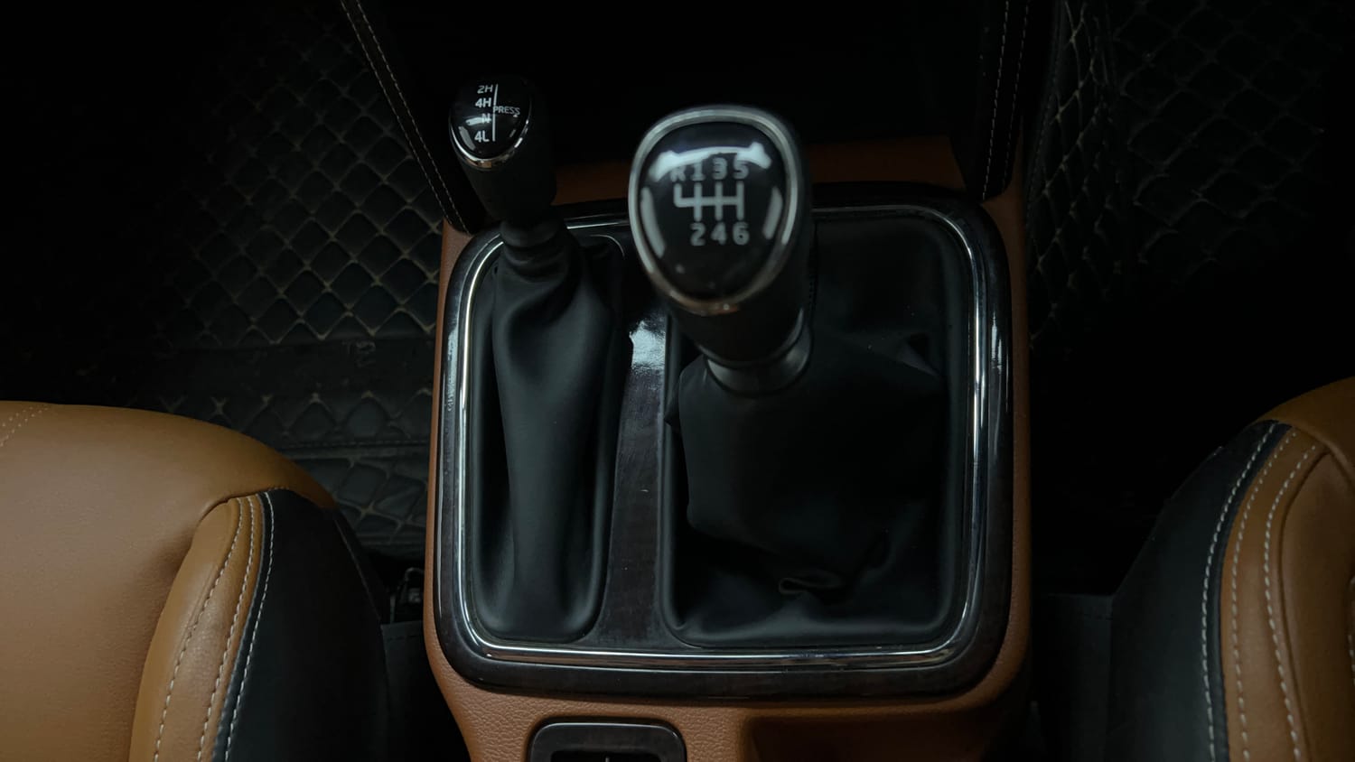 Used 2022 mahindra Thar LX Hard Top Petrol MT 4WD Petrol Manual interior GEAR  KNOB VIEW
