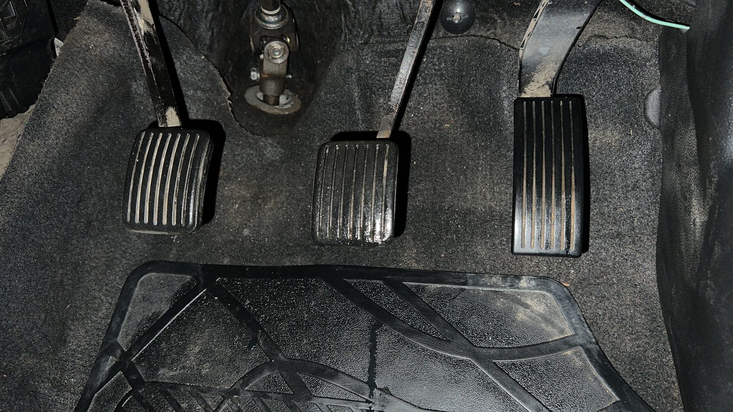 Used 2014 Hyundai Grand i10 Magna 1.2 Kappa VTVT Petrol Manual interior PEDALS VIEW