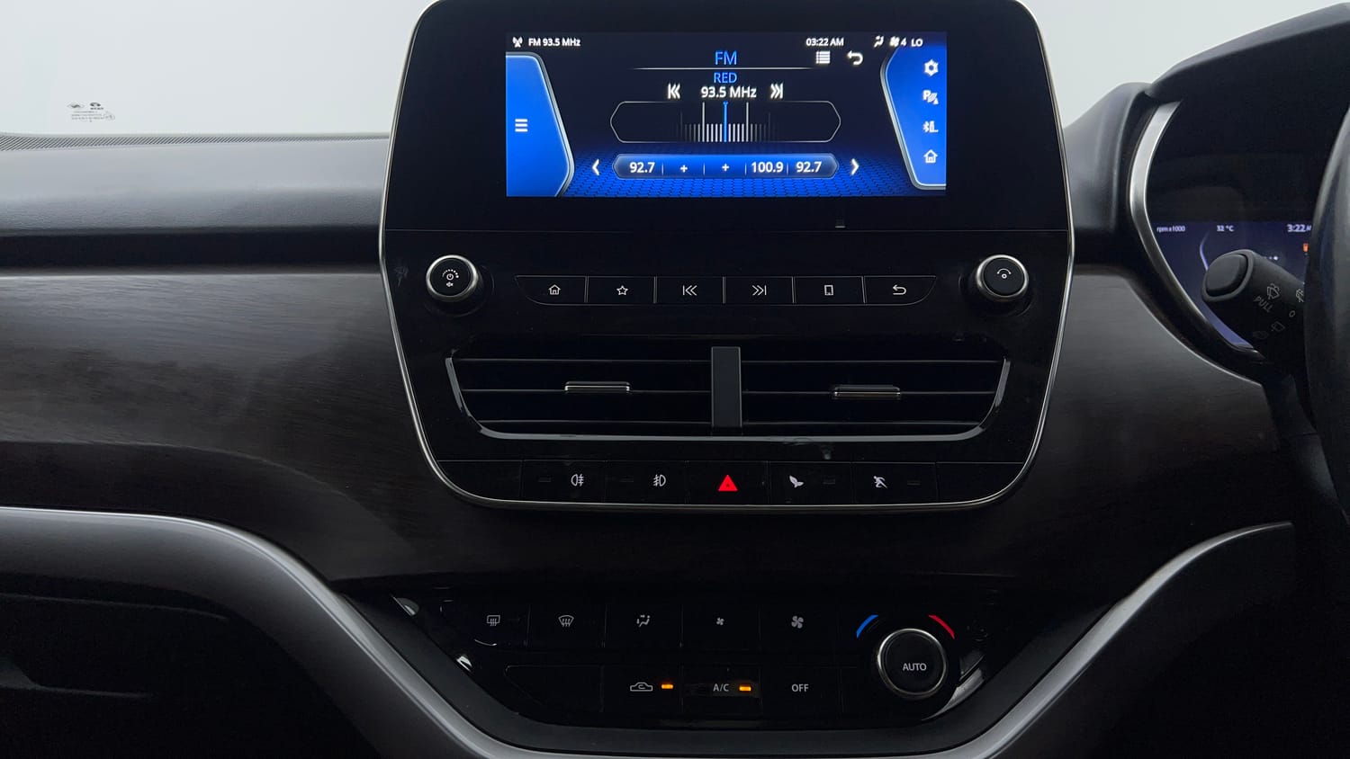 Used 2019 Tata Harrier XZ Diesel Manual top_features Integrated (in-dash) music system
