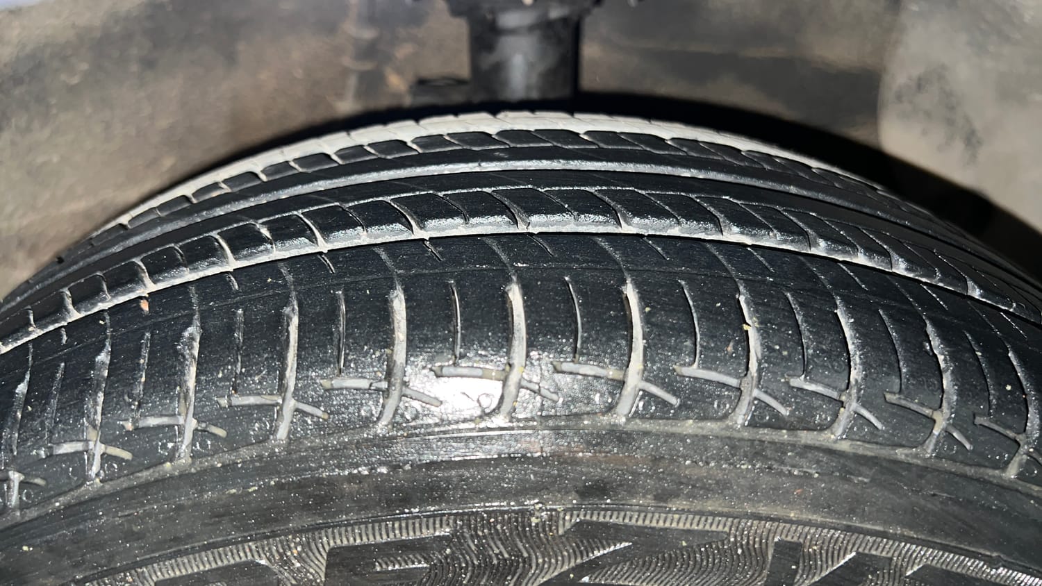 Used 2014 Hyundai Grand i10 Magna 1.2 Kappa VTVT Petrol Manual tyres RIGHT FRONT TYRE TREAD VIEW