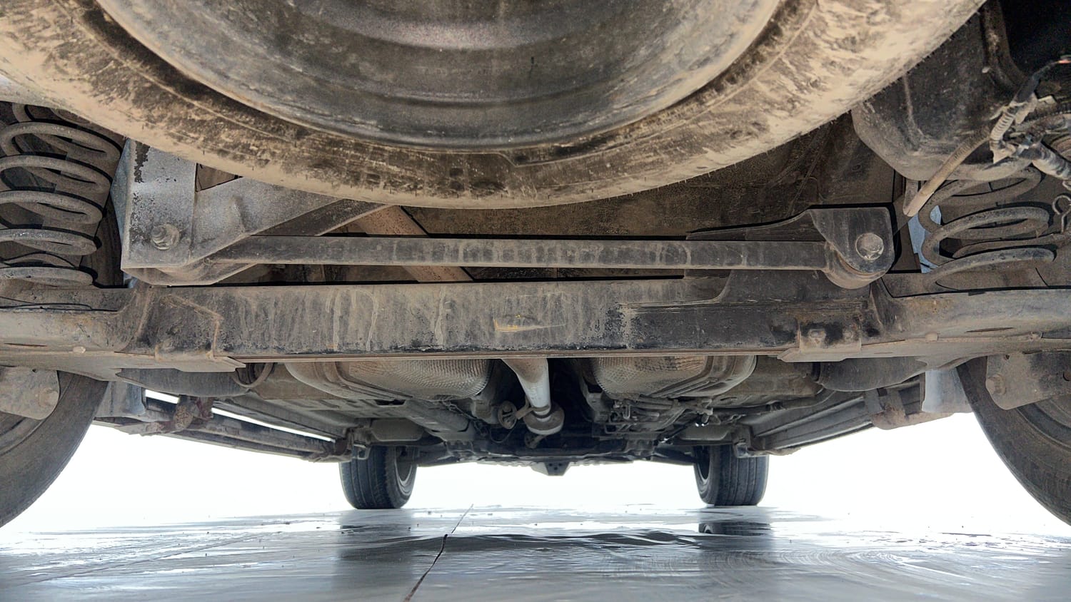 Used 2022 Tata Safari XZA Plus Diesel Automatic extra REAR UNDERBODY VIEW (TAKEN FROM REAR)