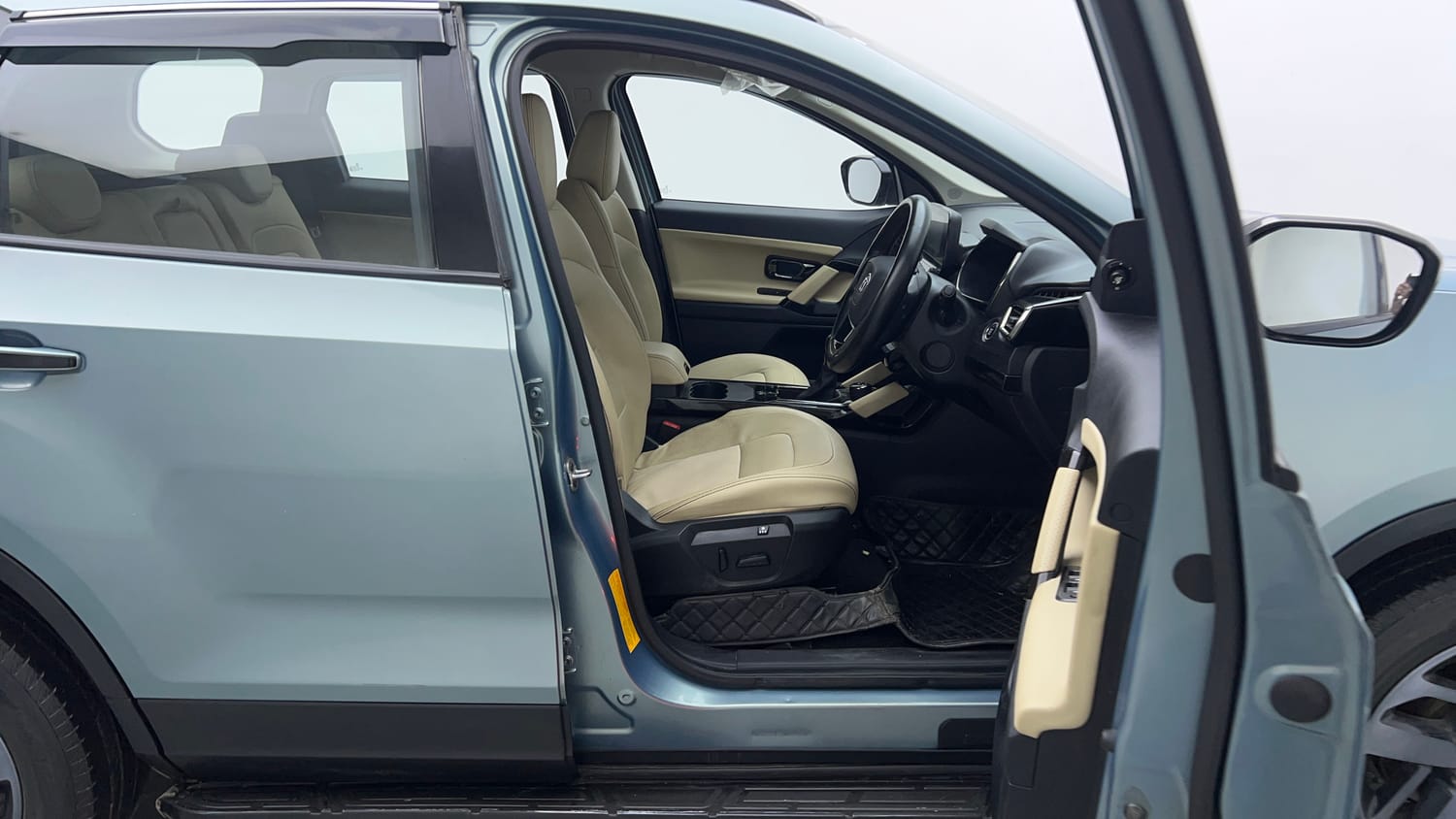 Used 2022 Tata Safari XZA Plus Diesel Automatic interior RIGHT SIDE FRONT DOOR CABIN VIEW