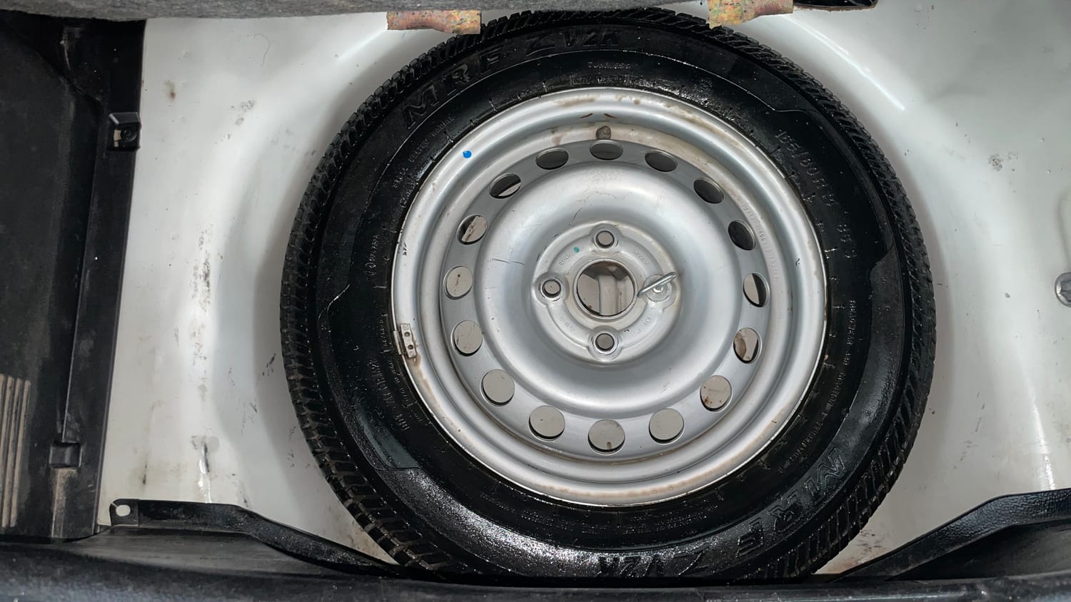 Used 2017 Maruti Suzuki Swift Lxi (O) Petrol Manual tyres SPARE TYRE VIEW