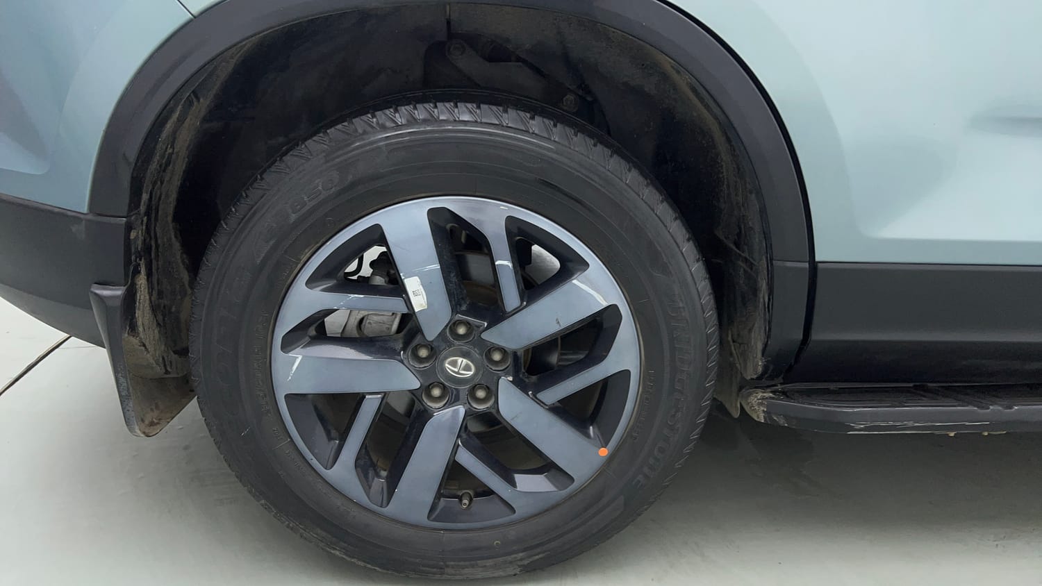 Used 2022 Tata Safari XZA Plus Diesel Automatic tyres RIGHT REAR TYRE RIM VIEW