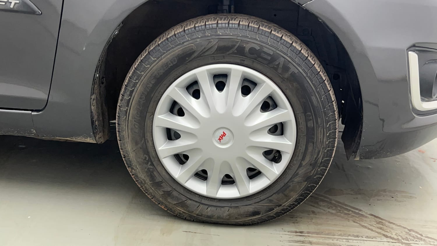 Used 2015 Maruti Suzuki Swift VXi Petrol Manual tyres RIGHT FRONT TYRE RIM VIEW