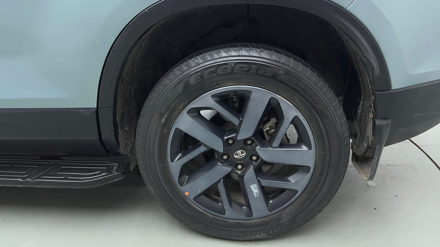 Used 2022 Tata Safari XZA Plus Diesel Automatic tyres LEFT REAR TYRE RIM VIEW