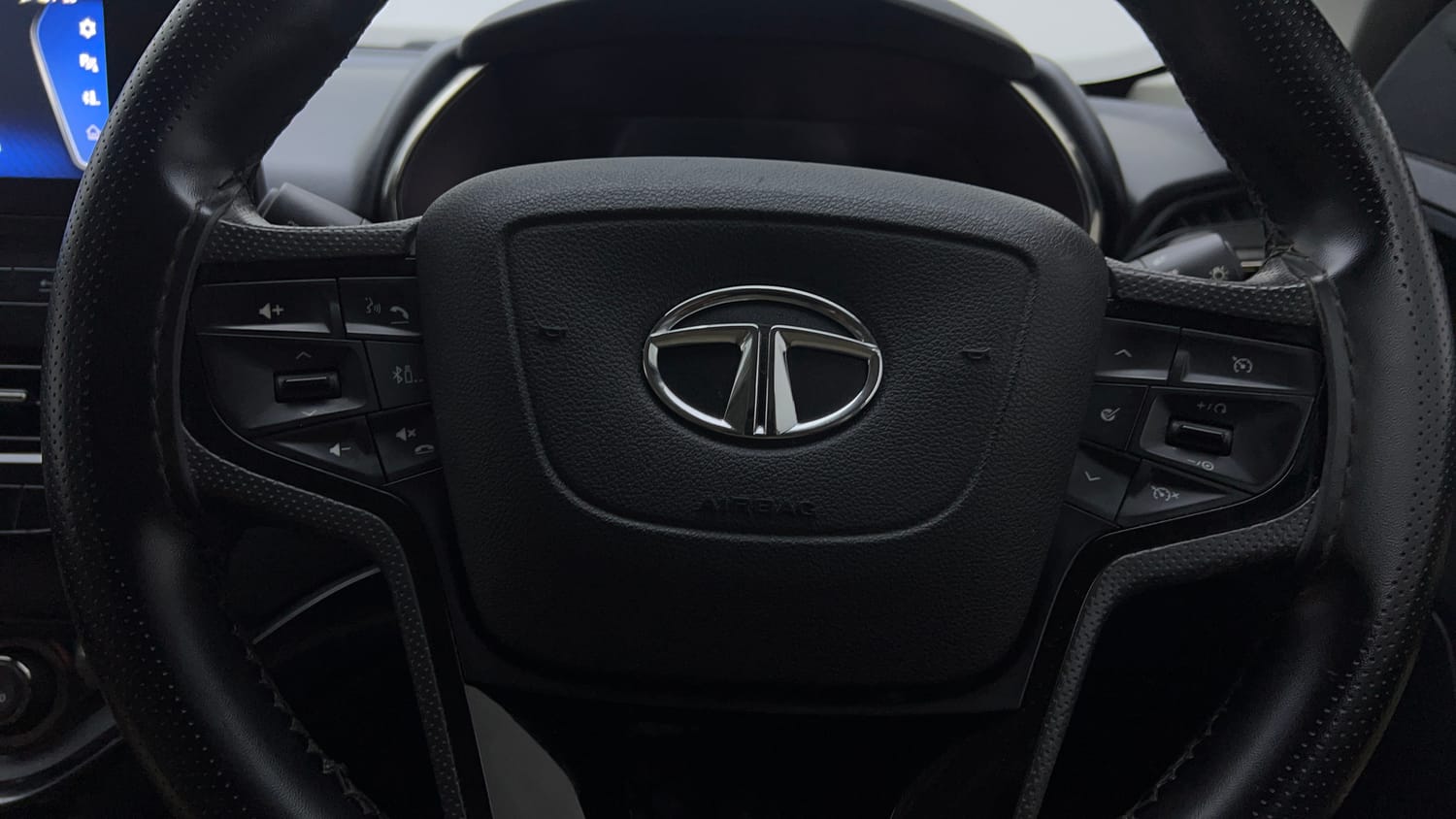 Used 2022 Tata Safari XZA Plus Diesel Automatic top_features Cruise control