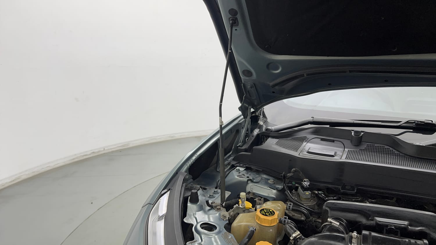 Used 2022 Tata Safari XZA Plus Diesel Automatic engine ENGINE RIGHT SIDE HINGE & APRON VIEW