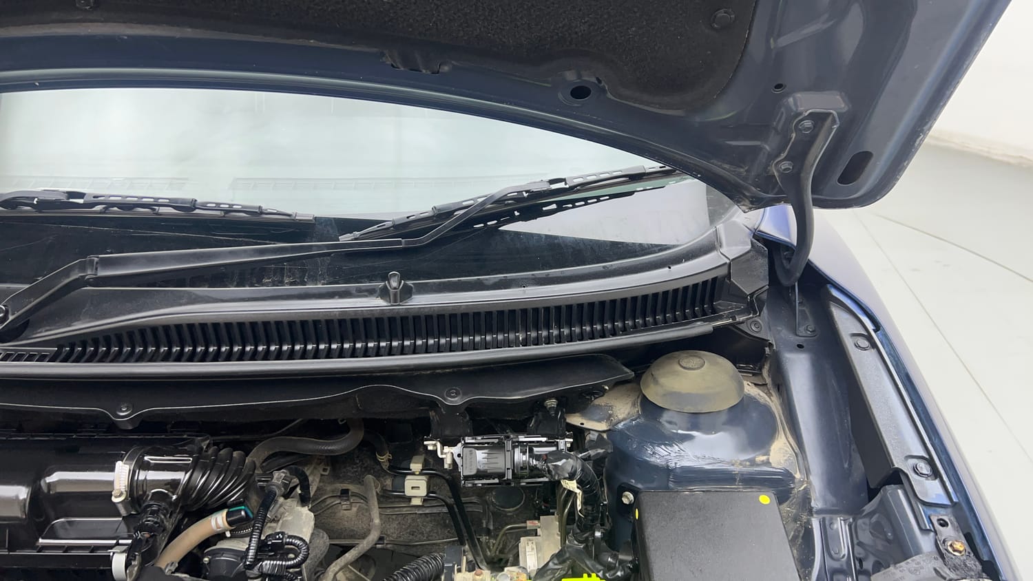 Used 2020 Maruti Suzuki Baleno Alpha Petrol Manual engine ENGINE LEFT SIDE HINGE & APRON VIEW