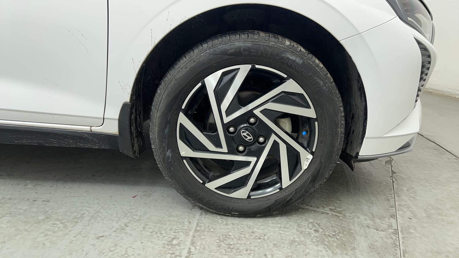 Used 2025 Hyundai New i20 Asta (O) 1.2 IVT Petrol Automatic tyres RIGHT FRONT TYRE RIM VIEW