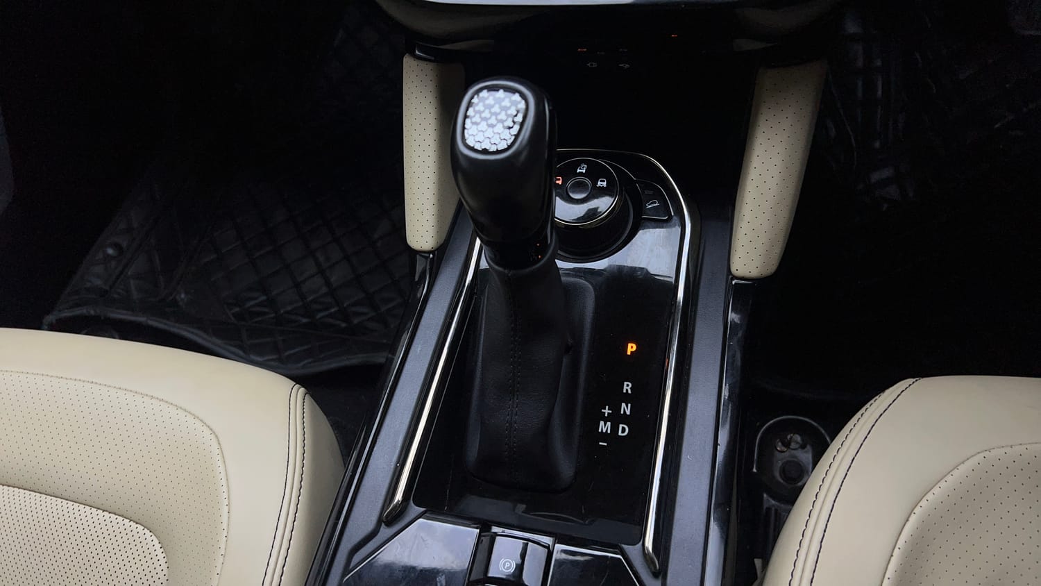 Used 2022 Tata Safari XZA Plus Diesel Automatic interior GEAR  KNOB VIEW