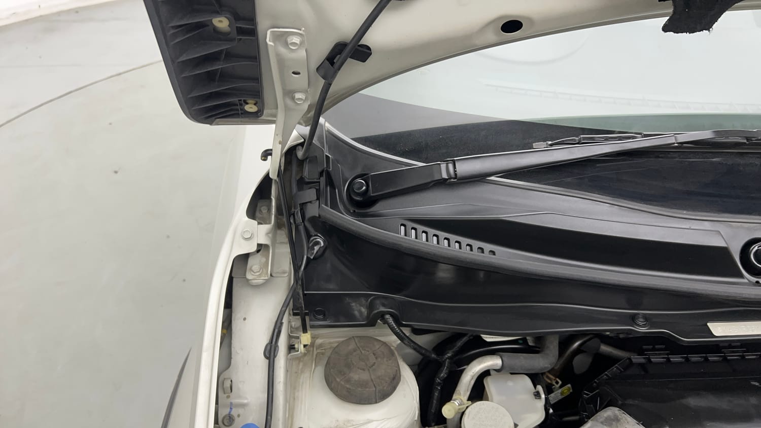 Used 2020 Maruti Suzuki Ignis Zeta 1.2 MT Petrol Manual engine ENGINE RIGHT SIDE HINGE & APRON VIEW