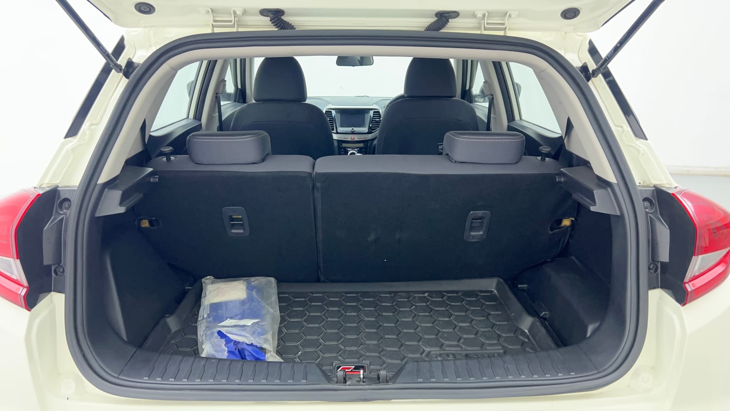 2023 Mahindra XUV 300 W8 1.2 Petrol-25