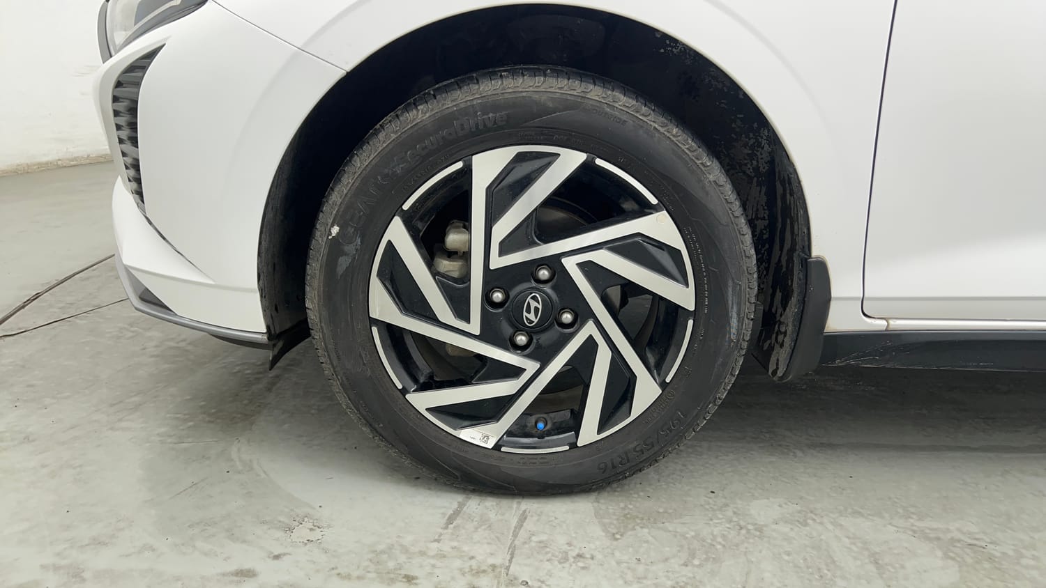 Used 2025 Hyundai New i20 Asta (O) 1.2 IVT Petrol Automatic tyres LEFT FRONT TYRE RIM VIEW