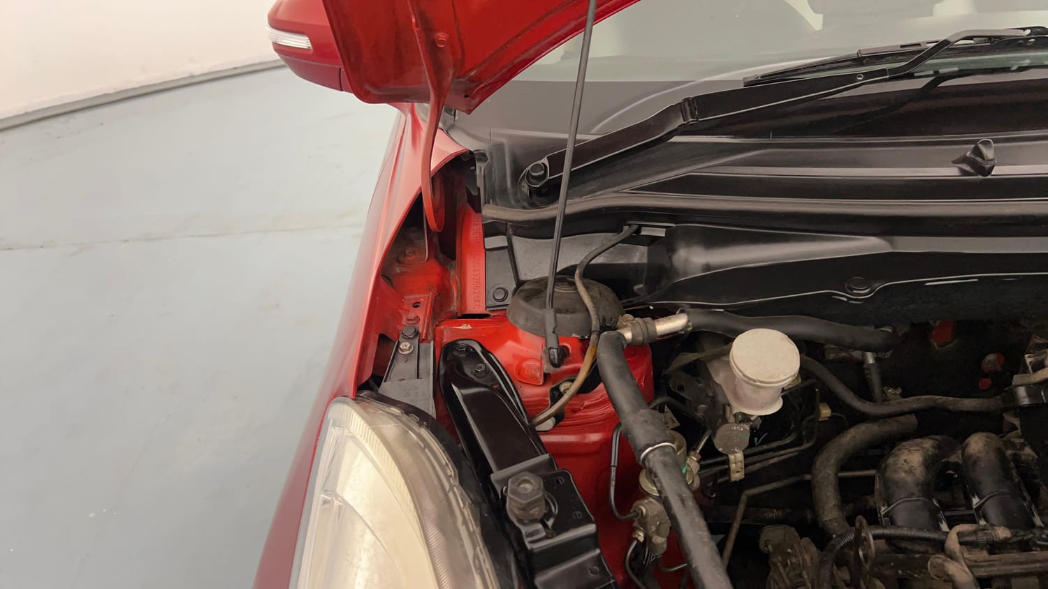 Used 2012 Maruti Suzuki Swift VXi Petrol Manual engine ENGINE RIGHT SIDE HINGE & APRON VIEW