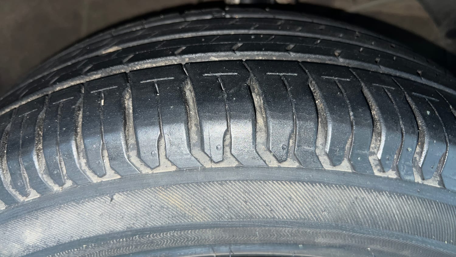 Used 2023 Maruti Suzuki Ertiga VXi (O) Petrol Manual tyres RIGHT FRONT TYRE TREAD VIEW