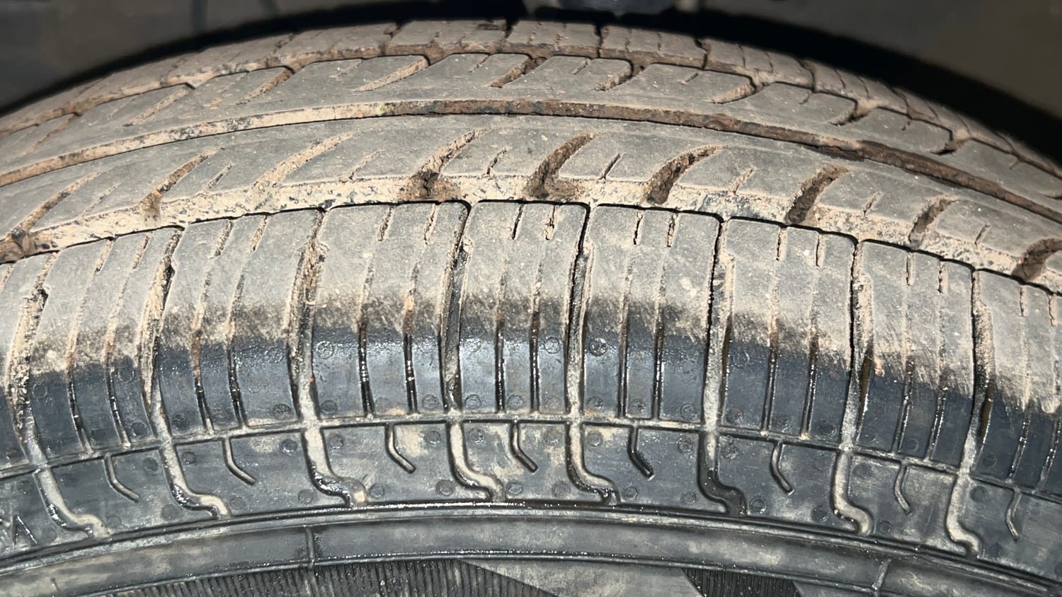 Used 2015 Maruti Suzuki Swift VXi Petrol Manual tyres LEFT FRONT TYRE TREAD VIEW