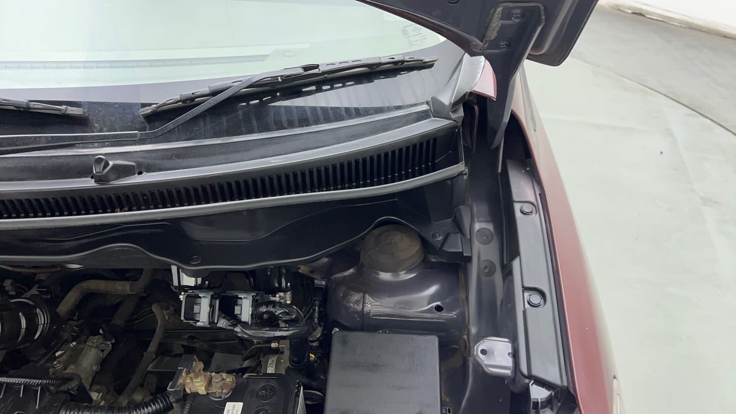 Used 2023 Maruti Suzuki Ertiga VXi (O) Petrol Manual engine ENGINE LEFT SIDE HINGE & APRON VIEW
