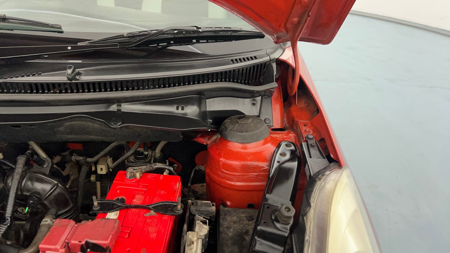 Used 2012 Maruti Suzuki Swift VXi Petrol Manual engine ENGINE LEFT SIDE HINGE & APRON VIEW