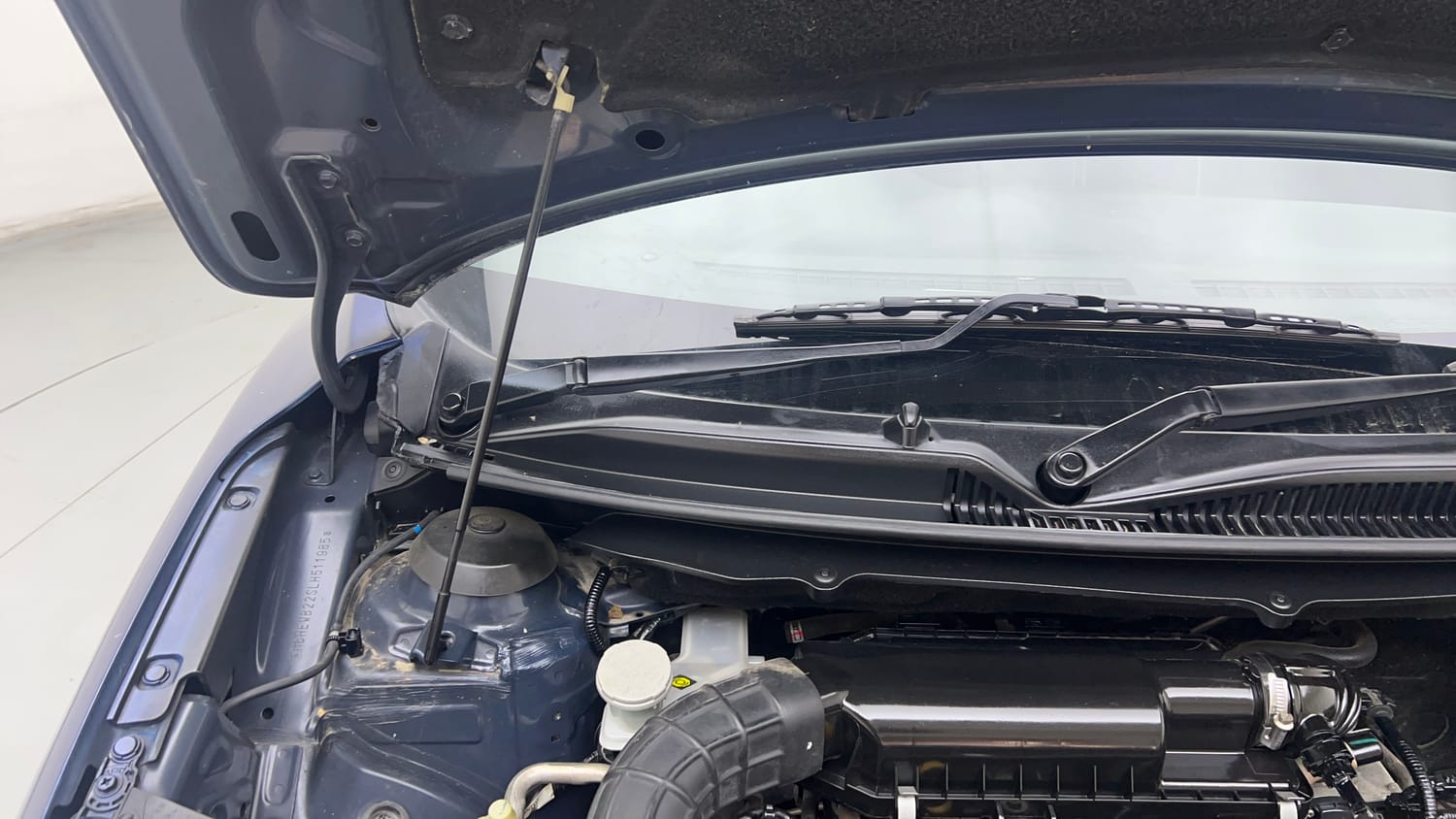 Used 2020 Maruti Suzuki Baleno Alpha Petrol Manual engine ENGINE RIGHT SIDE HINGE & APRON VIEW