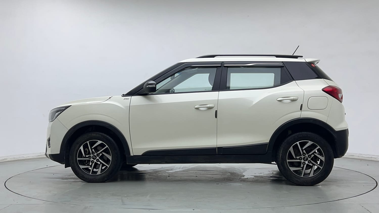 2023 Mahindra XUV 300 W8 1.2 Petrol-1