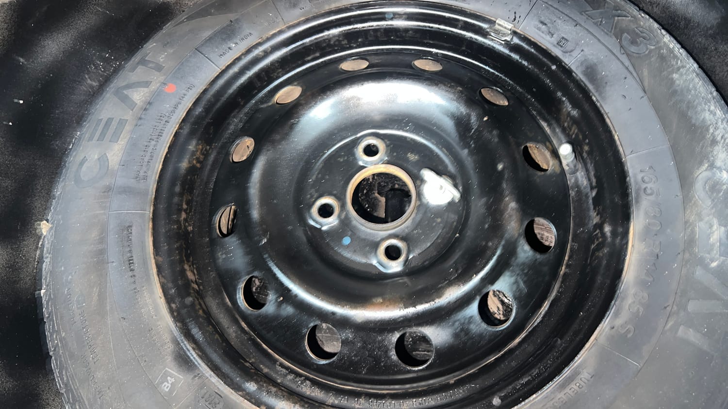 Used 2016 Maruti Suzuki Swift VXi Petrol Manual tyres SPARE TYRE VIEW