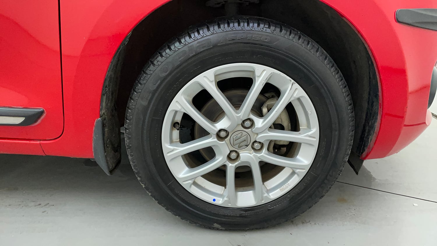 Used 2022 Maruti Suzuki Swift ZXi AMT Petrol Automatic tyres RIGHT FRONT TYRE RIM VIEW